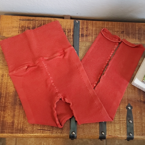 ❤ Free People Ultra High Rise Happiness Runs Leggings ❤ - Picture 12 of 16